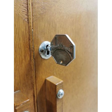 Geometrische doppeltürige Ankleide aus Eiche