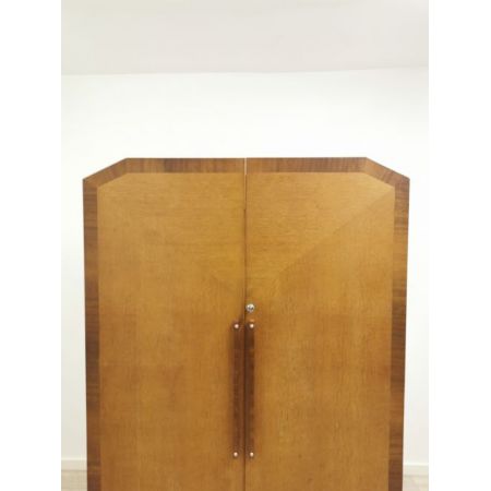 Geometrische doppeltürige Ankleide aus Eiche