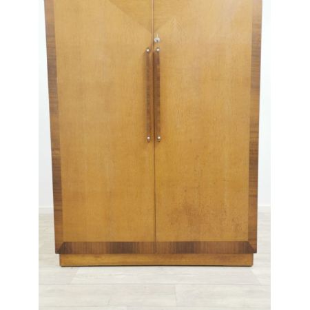 Geometrische doppeltürige Ankleide aus Eiche