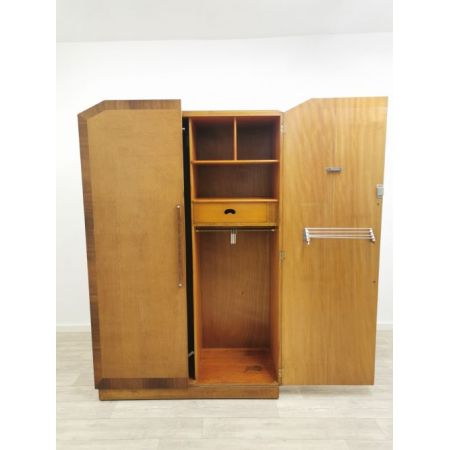 Geometrische doppeltürige Ankleide aus Eiche