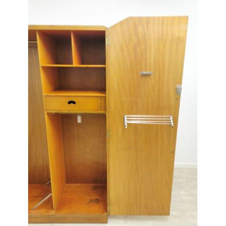 Geometrische doppeltürige Ankleide aus Eiche