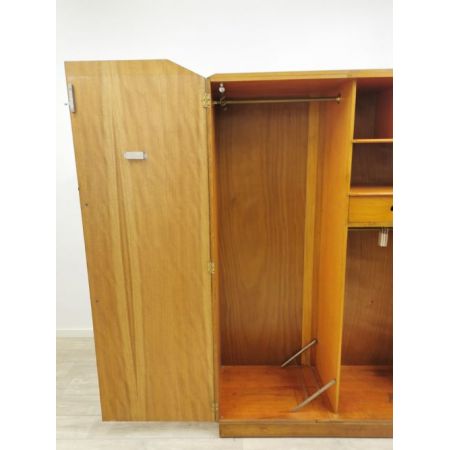 Geometrische doppeltürige Ankleide aus Eiche