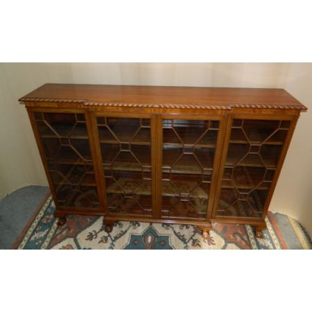 Verglaster Bücherschrank aus Mahagoni mit Breakfront