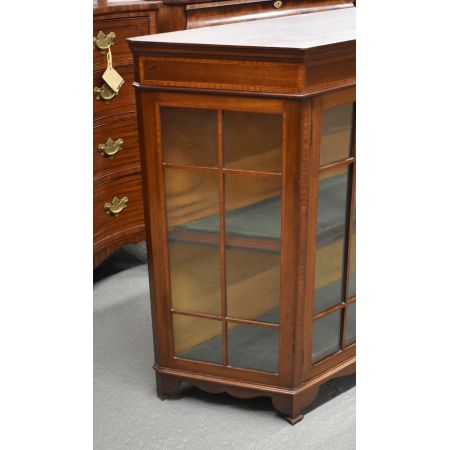 Edwardianische Vitrine aus Mahagoniholz in Trapezform