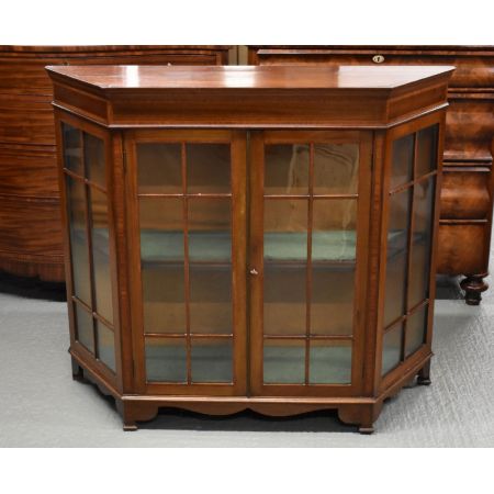 Edwardianische Vitrine aus Mahagoniholz in Trapezform