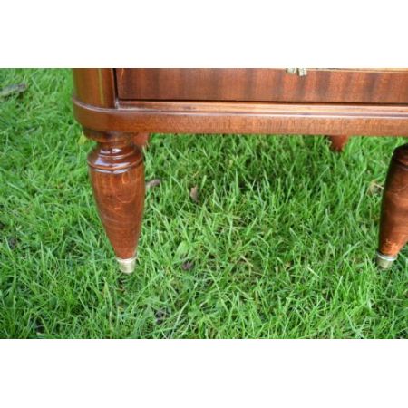 Französischer antiker Nachttisch