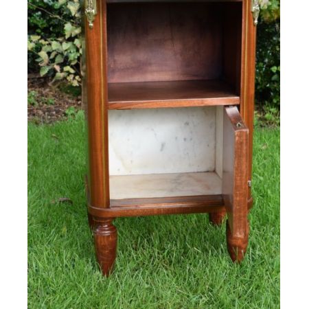 Französischer antiker Nachttisch