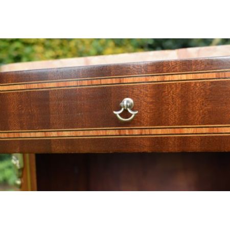 Französischer antiker Nachttisch