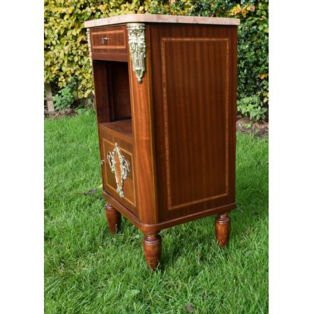 Französischer antiker Nachttisch