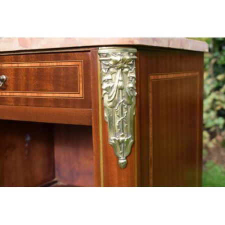 Französischer antiker Nachttisch