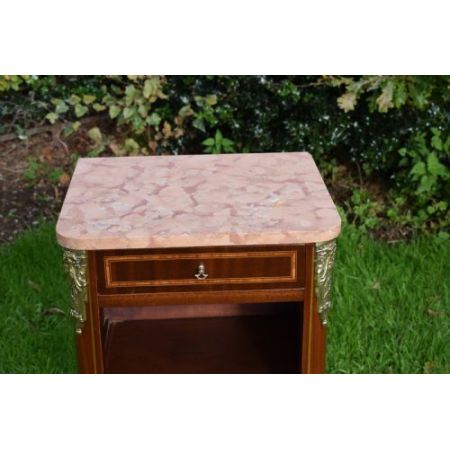 Französischer antiker Nachttisch