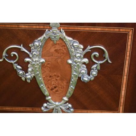 Französischer antiker Nachttisch