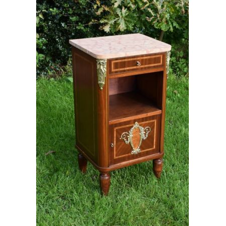 Französischer antiker Nachttisch