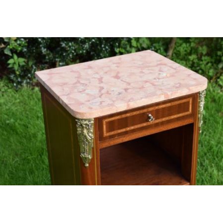 Französischer antiker Nachttisch