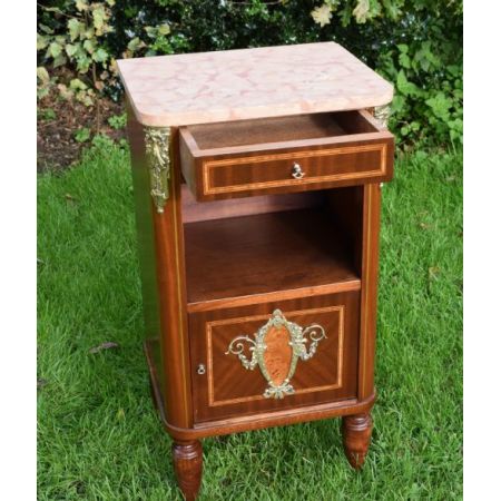 Französischer antiker Nachttisch