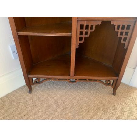 Seltener Arts & Crafts Eckschrank