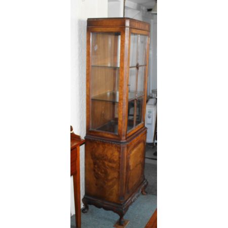 Vitrinenschrank aus dem frühen 19. Jahrhundert