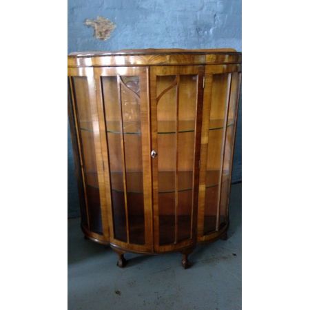 Vitrine aus Walnussholz mit Bugfront im Art Deco Stil