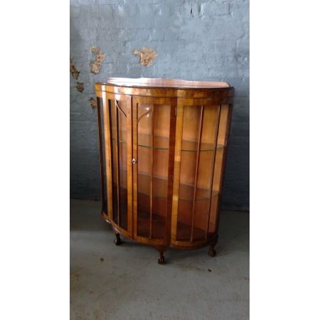 Vitrine aus Walnussholz mit Bugfront im Art Deco Stil