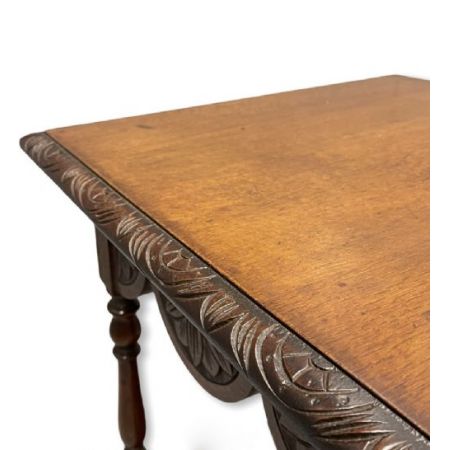 Geschnitzter & gedrechselter Lampentisch