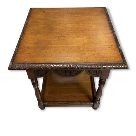 Geschnitzter & gedrechselter Lampentisch