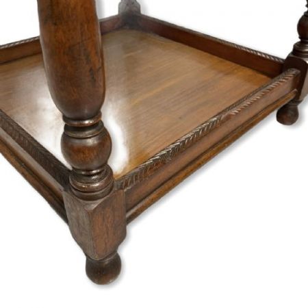 Geschnitzter & gedrechselter Lampentisch