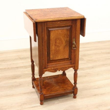 Antiker Beistelltisch aus Walnussholz