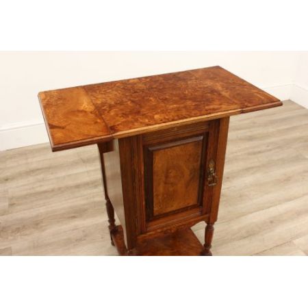 Antiker Beistelltisch aus Walnussholz