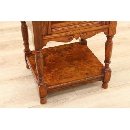 Antiker Beistelltisch aus Walnussholz