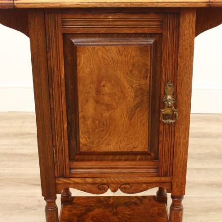 Antiker Beistelltisch aus Walnussholz