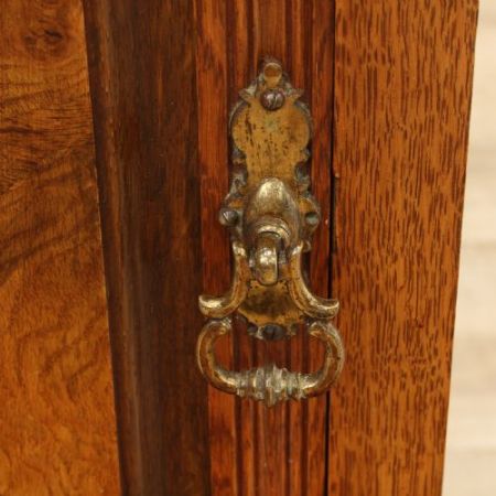 Antiker Beistelltisch aus Walnussholz