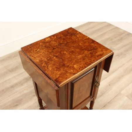 Antiker Beistelltisch aus Walnussholz