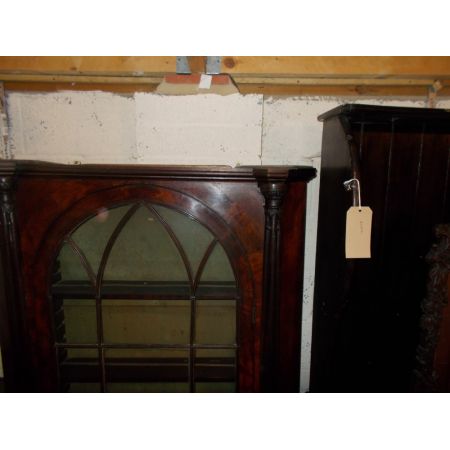 Großer antiker Wandschrank