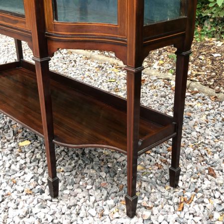 Antike Vitrine mit Intarsien