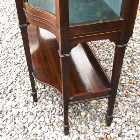 Antike Vitrine mit Intarsien