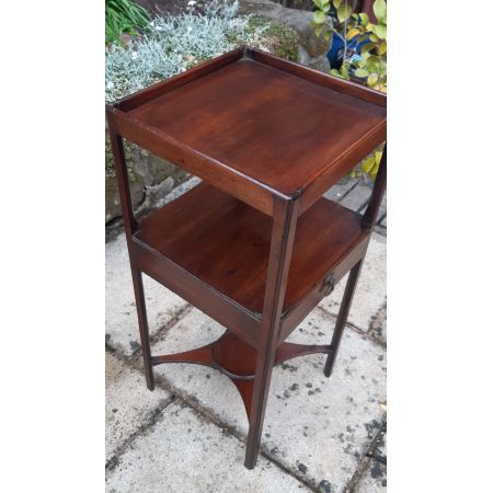 Antiker Nachttisch aus Mahagoni