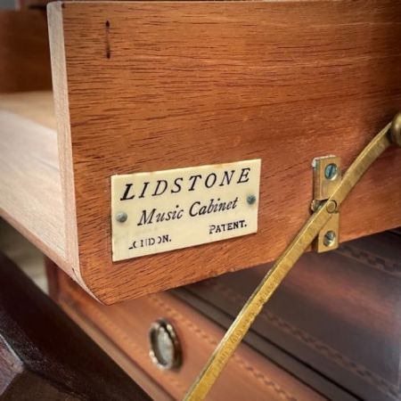 Attraktiver hoher Musikschrank aus Mahagoni