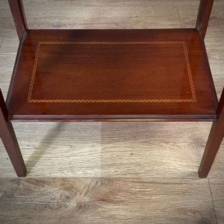 Attraktiver hoher Musikschrank aus Mahagoni