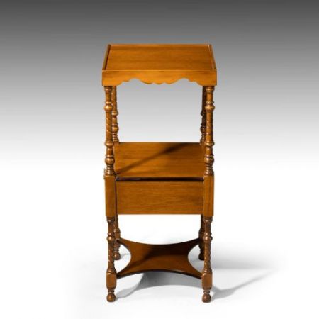 Ein attraktiver zweistöckiger Mahagoni-Nachttisch