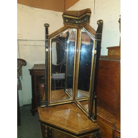 Antiker viktorianischer Eckschrank von "Lamb of Manchester"