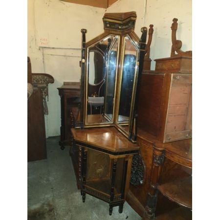 Antiker viktorianischer Eckschrank von "Lamb of Manchester"