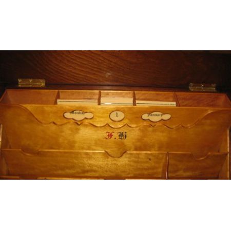 Sehr guter spätviktorianischer Schreibtischschrank aus Nussbaumholz