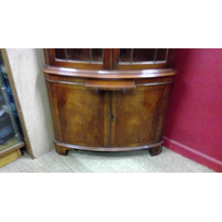 Antiker Sheraton Revival Bow-Front Eckschrank