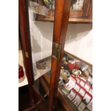 Antike Vitrine, konvex geformt, mit faszinierenden Intarsien, ca. 1900