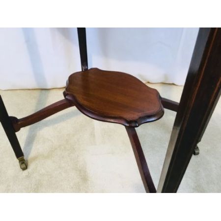 Antiker Beistelltisch mit Intarsien