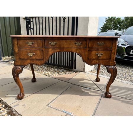 Antiker George I. Nussbaum Schreibtisch