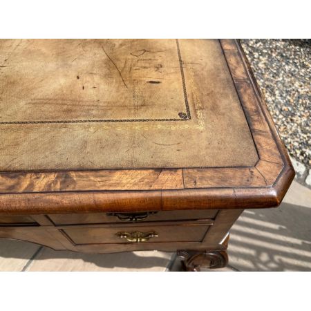 Antiker George I. Nussbaum Schreibtisch