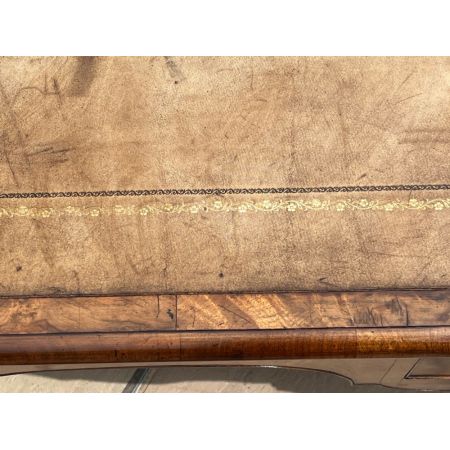 Antiker George I. Nussbaum Schreibtisch