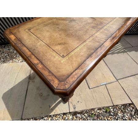 Antiker George I. Nussbaum Schreibtisch