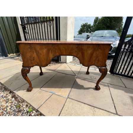 Antiker George I. Nussbaum Schreibtisch